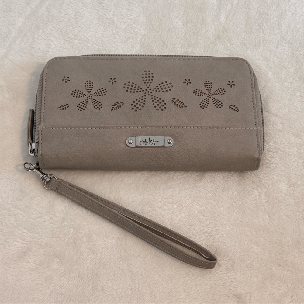 Nicole Miller Light Gray Wristlet Wallet. New condition. Zipper Close Never used